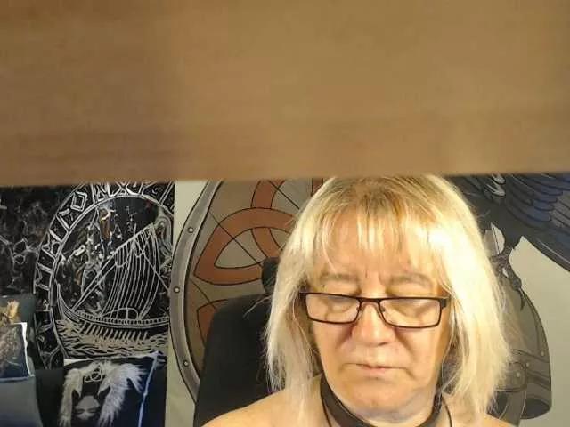 90dTitten on BongaCams