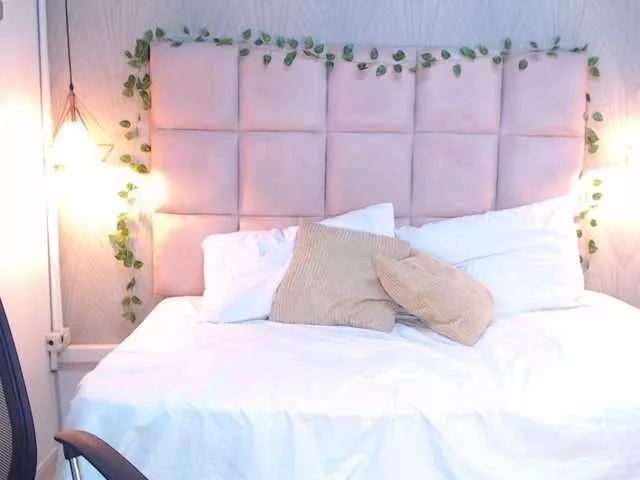 ALEXXA-CURVY on BongaCams