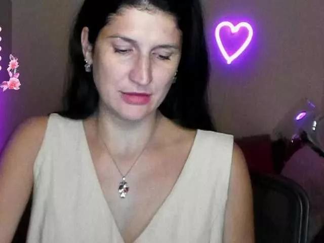 AliannaSoloKisses on BongaCams 