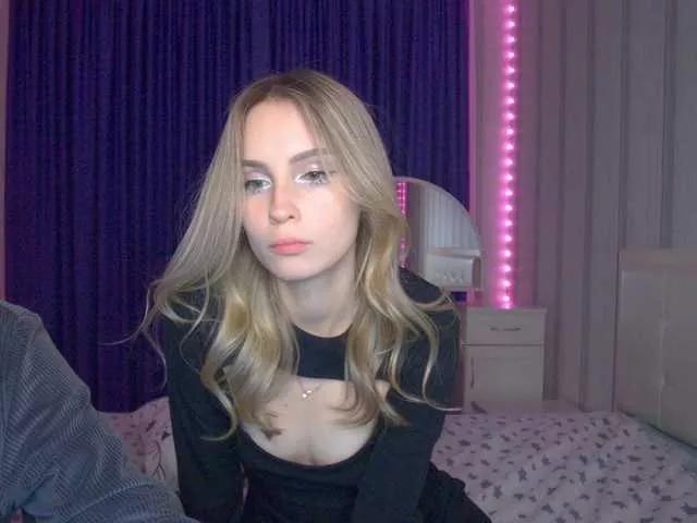 Offline hollyJoys on BongaCams