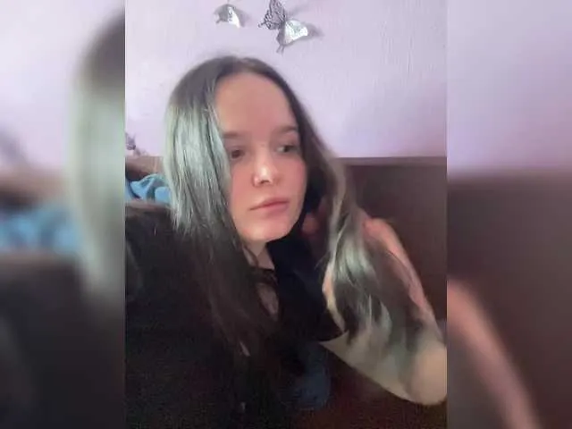 Lizzi-Peach from BongaCams