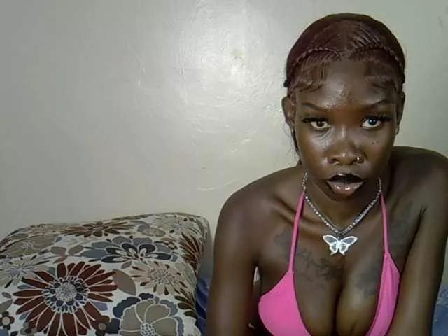 Petitelunar from BongaCams