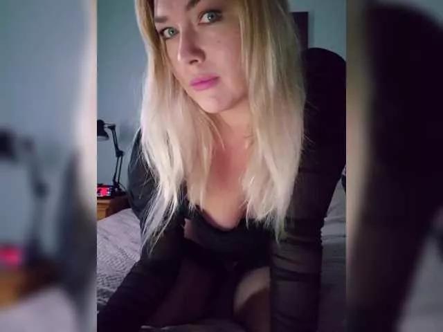 Yesenia-1 on BongaCams 
