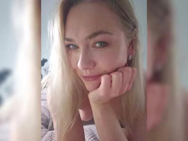 Yesenia-1 on BongaCams 