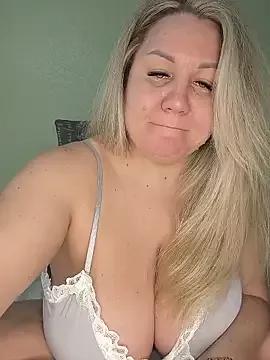 AnnaCurvy from StripChat