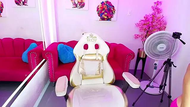 Dolly_t18 on StripChat