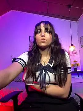 Eymmy_24 on StripChat