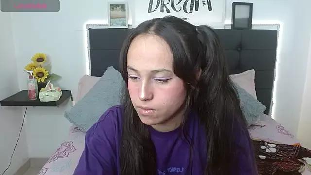 Eymmy_24 on StripChat