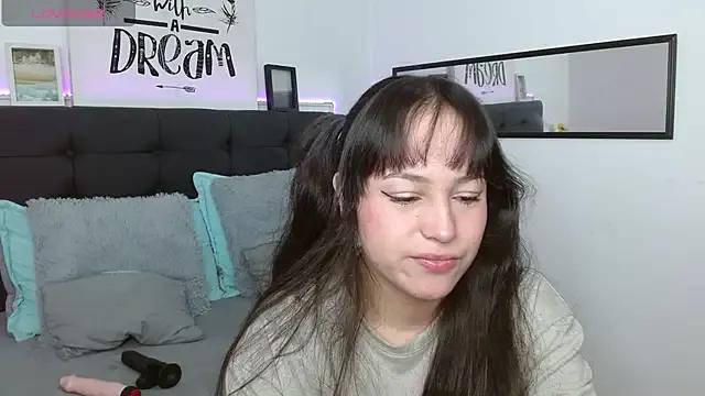 Eymmy_24 on StripChat