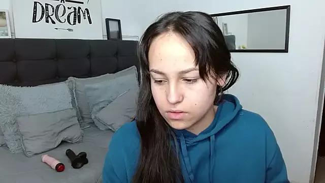 Eymmy_24 on StripChat