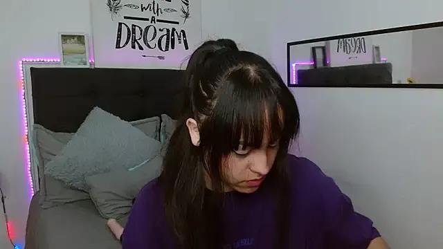 Eymmy_24 on StripChat