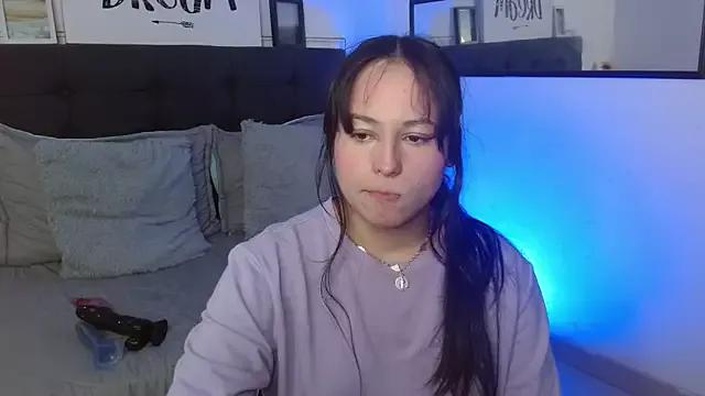 Eymmy_24 on StripChat