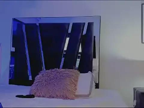 HollyEvanz on StripChat 