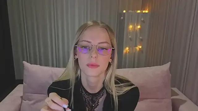 kittie_like18 from StripChat