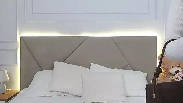 LeilaLow on StripChat 