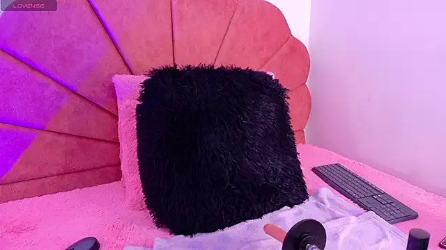 Luna_Blumer on StripChat