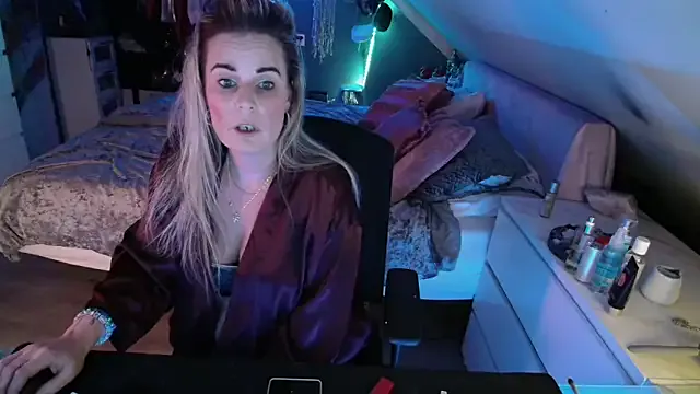 MystiqueMaven from StripChat